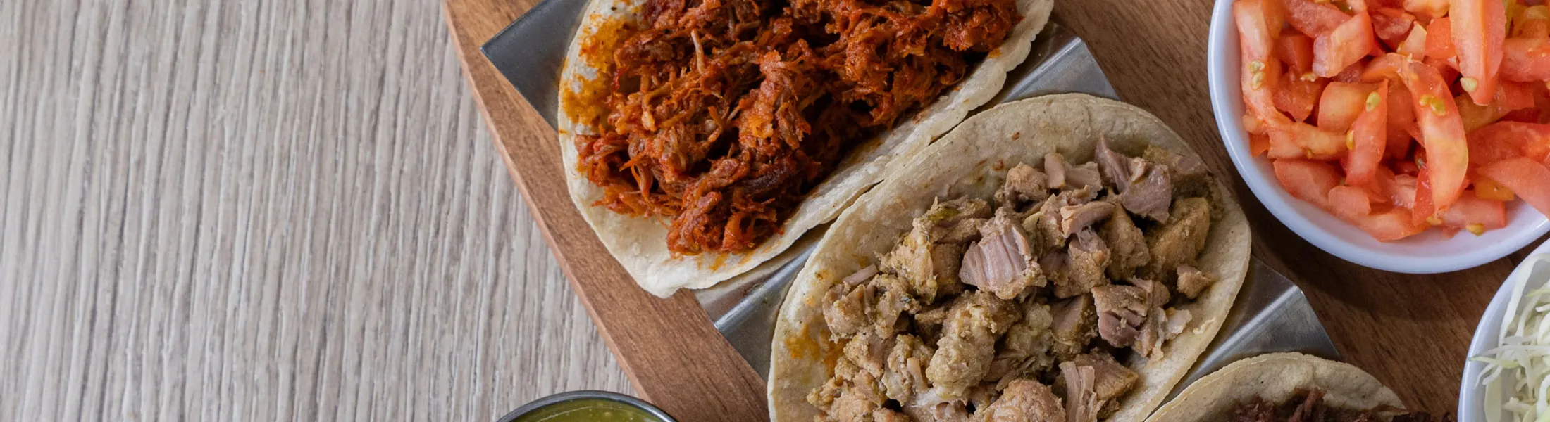 Tacos Don Pedro acompañados de salsas